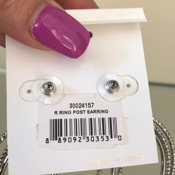 🌈3-Ring Rhinestone & Ribbed Hoop Earrings 💎 - Picture 5 of 6